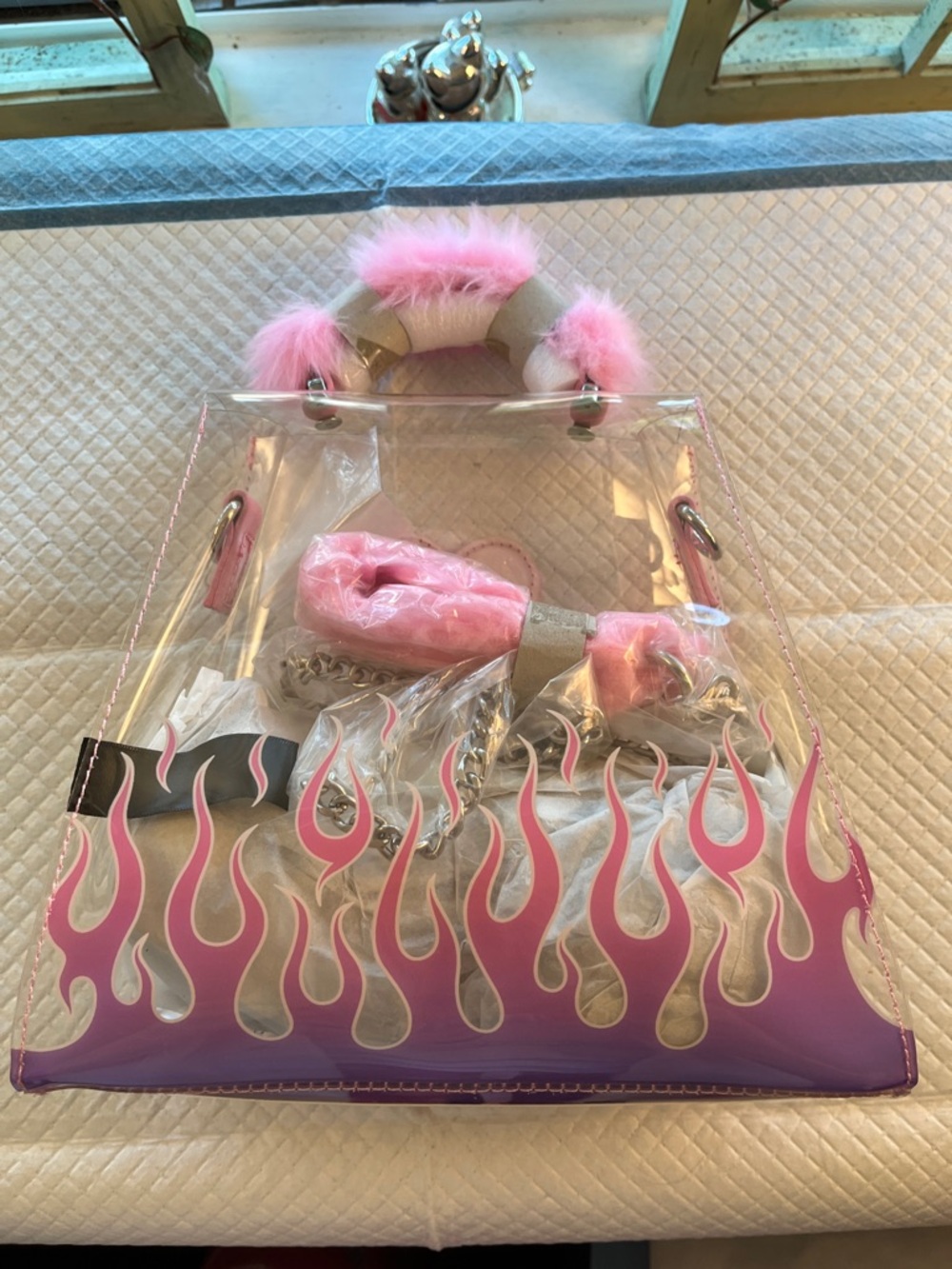 πππππππDolls Kill BRATZ Clear Tote with Pink Faux-Fur Handle and Flame Trim - Picture 5 of 5